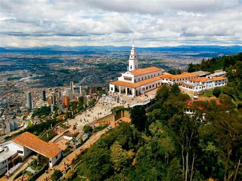 Cerro de Monserrate! Podróż z widokiem na całą Bogotę i ducha Kolumbii