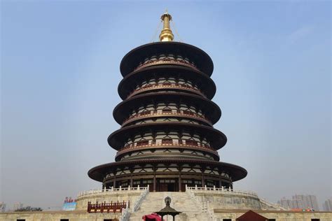  Biała Pagoda z Luoyang - mistyczny symbol starożytnej architektury i niezwykłe miejsce na panoramę miasta!