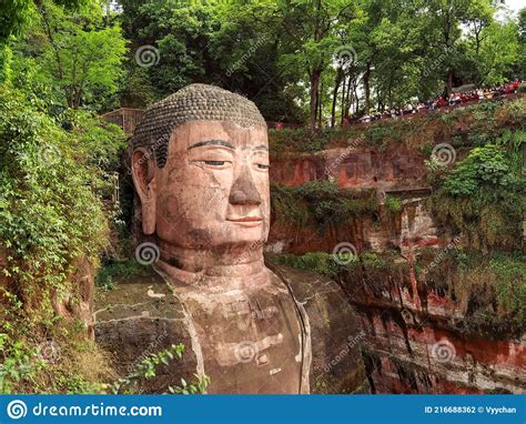 Wielki Budda w Leshan – majestatyczna rzeźba górująca nad rzeką Minjiang!