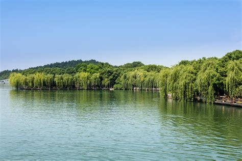 Tianmu Lake! Krystalicznie Czyste Wody i Zarastające Górskie Szczyty